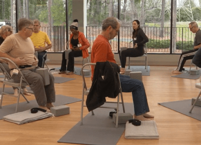 group of people with alzheimer's disease in program