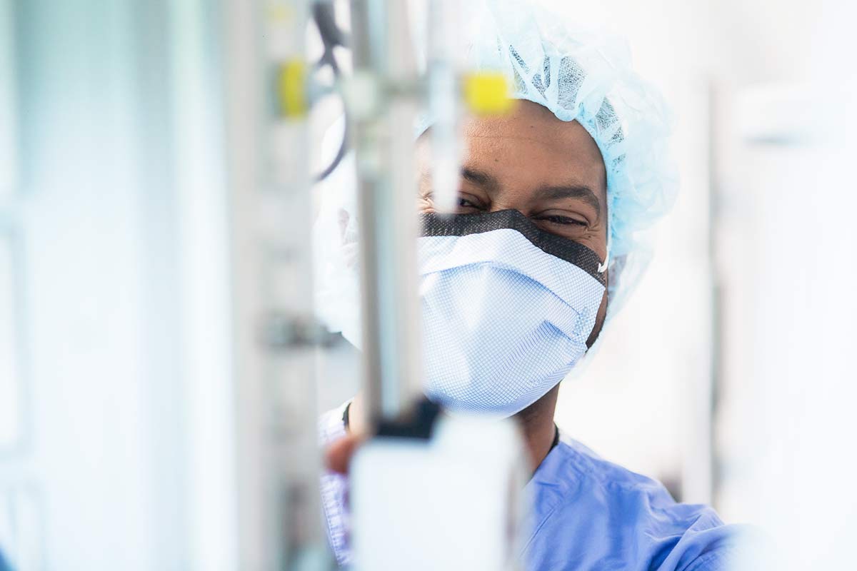 Nurse in operating room collaborates with surgical team.