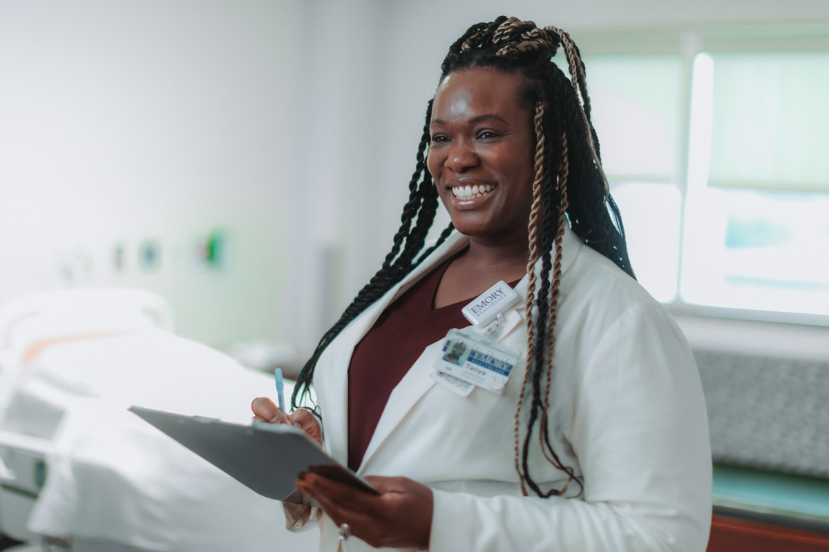 emory nurse in a recovery room