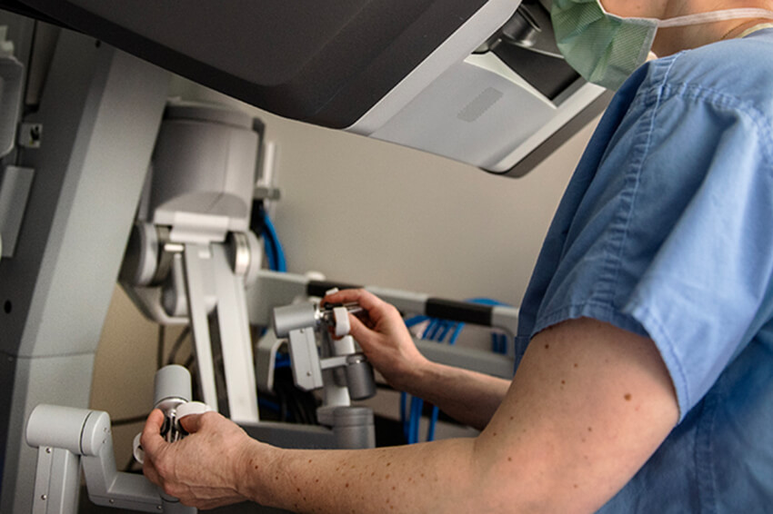 a surgeon uses the Davinci robot